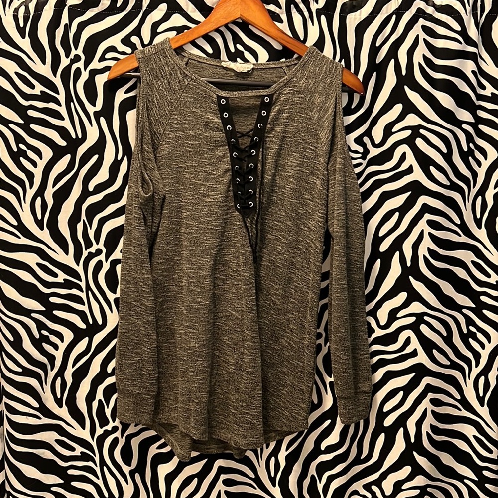 Long sleeve with own shoulders shirt